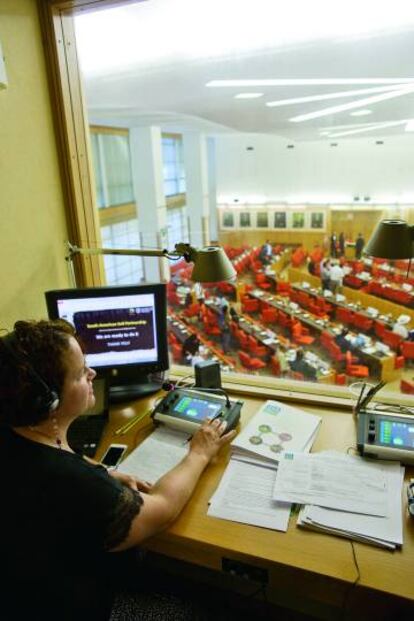 Una sala de reuniones de la FAO, vista desde la cabina de traducción.