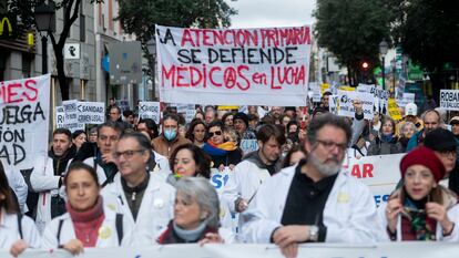 Centenares de médicos y pediatras sostienen pancartas durante una manifestación, el 21 de diciembre de 2022 en Madrid.