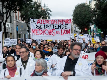 Centenares de médicos y pediatras sostienen pancartas durante una manifestación, el 21 de diciembre de 2022 en Madrid.