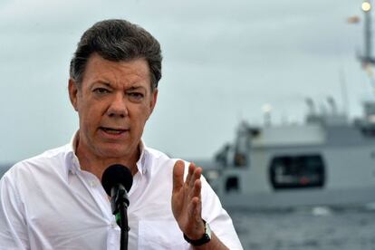 Santos en un barco de la marina colombiana.