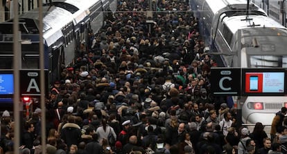 La Gare de Lyon en París durante el primer día de huelga ferroviaria