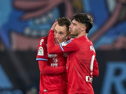 Puado felicita a Loren por su golazo ante el Celta.