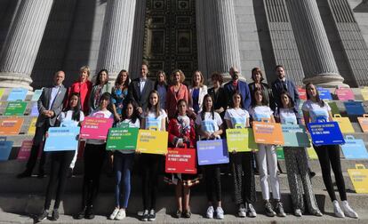 Representantes de todos los partidos, salvo Vox, con niñas de la ONG Plan Internacional, ante el Congreso.