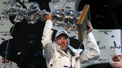 Larry Ellison, fundador de Oracle, alza el trofeo de campeón de la 33ª edición de la Copa del América.