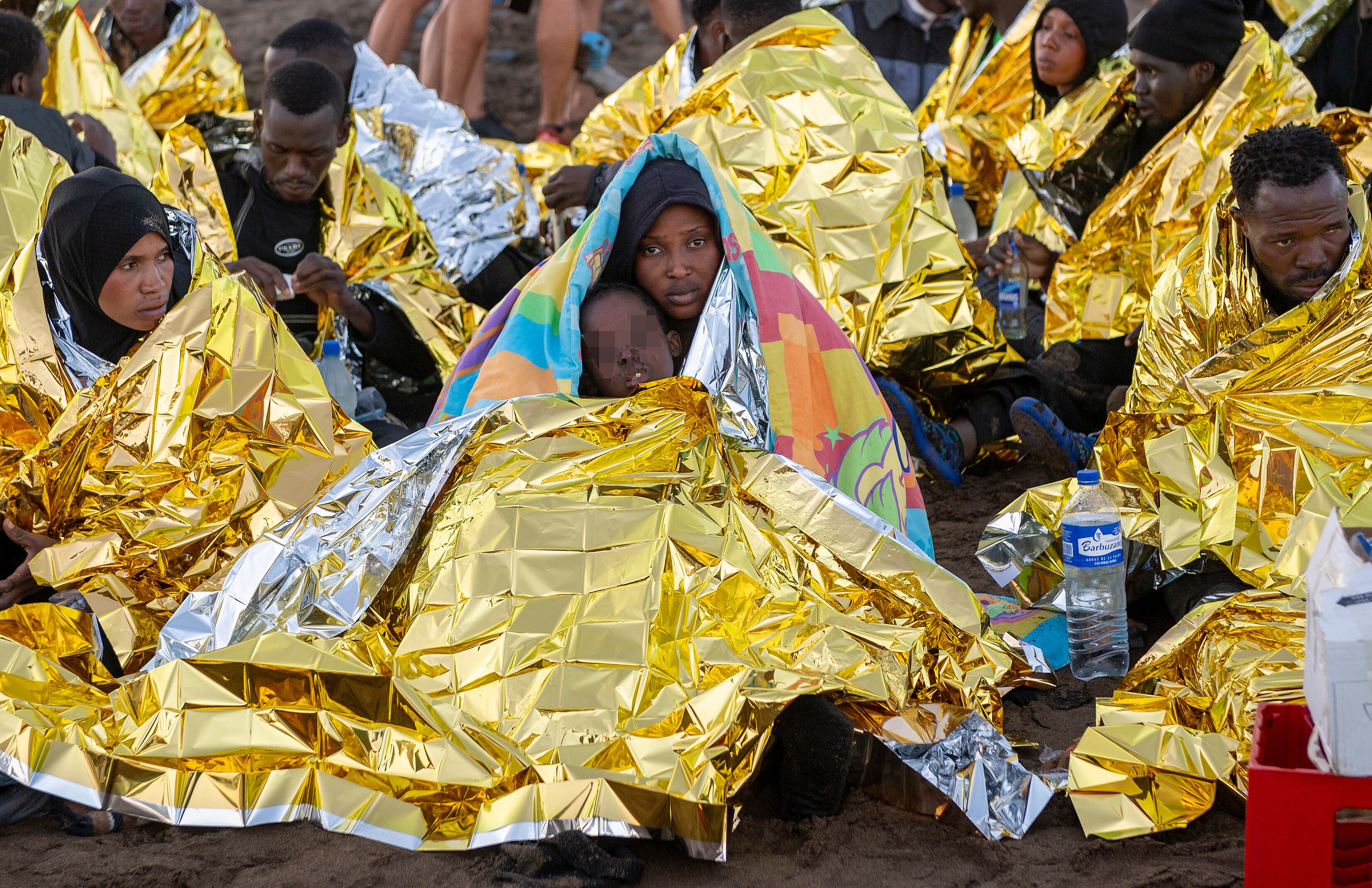 Llegada a bordo de una lancha neumática de 54 personas a la playa de La Garita, en el norte de Lanzarote. 