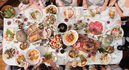 Una mesa llena de comida. 