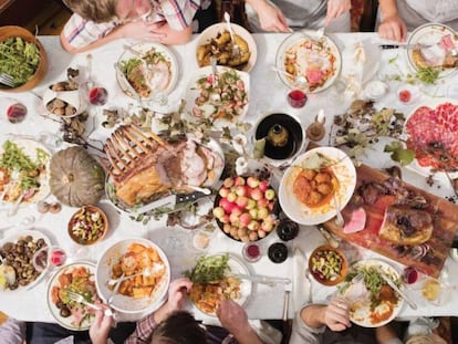 Una mesa llena de comida. 