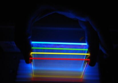 En los concentradores solares luminiscentes diferentes tintes capturan y reemiten la radiación solar hacia los extremos del cristal, donde se convierte en electricidad.