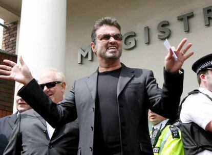 George Michael, al salir esta mañana del juzgado