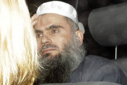 El cl&eacute;rigo Abu Qatada abandona la prisi&oacute;n este lunes.