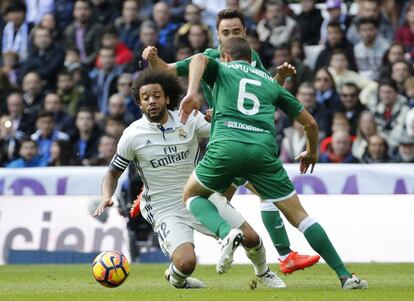 El jugador del Leganés Alberto Martín (d) pelea poar un balón con el brasileño Marcelo, del Real Madrid.