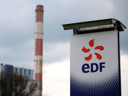 El logo de empresa estatal EDF en Cordemais, Francia