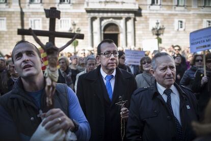 Los asistentes a la manifestaci&oacute;n exhibieron crucifijos