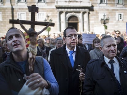 Los asistentes a la manifestaci&oacute;n exhibieron crucifijos