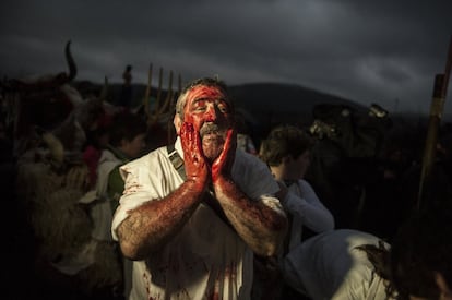 Carnaval de Alsasua (Navarra). Un 'momotxorro', personaje que aparece arrancado de un ritual prehistórico, se cubre la cara con sangre antes de salir por las calles de la localidad. (17 de febrero de 2015)