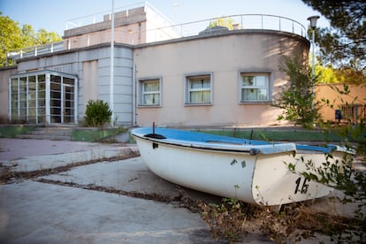 The Playa de Madrid facilities are in a state of complete neglect.