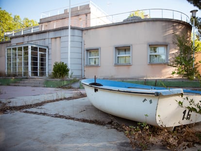 The Playa de Madrid facilities are in a state of complete neglect.