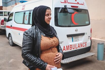 Mariam tiene 20 años y vive en el barrio de Yarmouk, en Mosul. Es madre de dos niños y en la fotografía está embarazada de tres meses y medio, esperando al tercero.