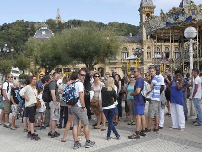 Un grupo de turistas por las calles de San Sebastián.