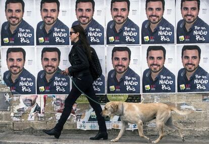 Carteles electorales del candidato a la presidencia del IU, Alberto Garzón, en una pared de una calle de la localidad cordobesa de Baena.