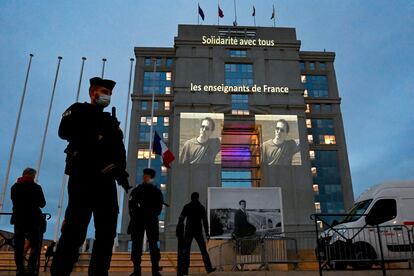 Homenaje al profesor francés Samuel Paty en la fachada del Hotel de Region en Montpellier, el pasado 21 de octubre.