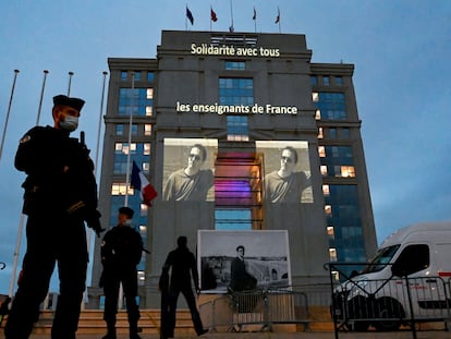 Homenaje al profesor francés Samuel Paty en la fachada del Hotel de Region en Montpellier, el pasado 21 de octubre.