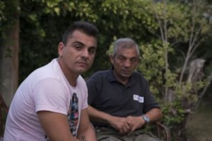 Pedro Marco Soriano (esquerra) i el seu pare, Pedro Marco Martínez, el jardí de la seva casa, al costat de la residència.