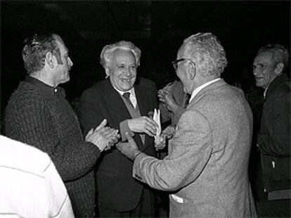 En el centro, Ignacio Gallego durante un acto político en 1983.