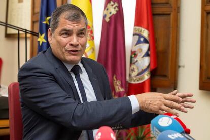 El expresidente de Ecuador, Rafael Correa, durante la rueda de prensa que ofreció el 11 de abril de 2018 en el rectorado de la Universidad de Murcia. 