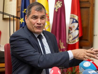 El expresidente de Ecuador, Rafael Correa, durante la rueda de prensa que ofreció el 11 de abril de 2018 en el rectorado de la Universidad de Murcia. 