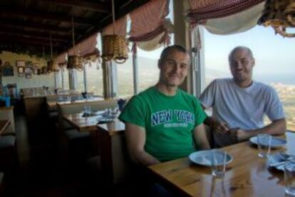 Mario y Fabián Torres en una mesa de El Calderito de la Abuela.