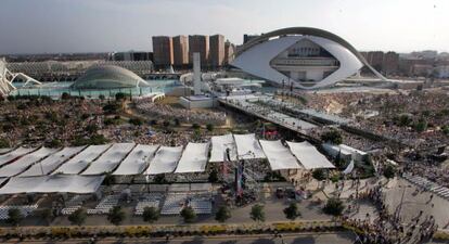 Vista de la zona de la Ciudad de las Artes y de las Ciencias en la que se mont&oacute; el escenario para la misa del Papa.