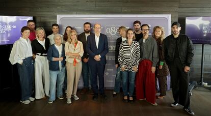 Algunos de los diseñadores que participan en la 080 con los organizadores.