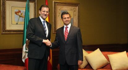 Mariano Rajoy saluda al candidato del PRI, Enrique Pe&ntilde;a Nieto.
