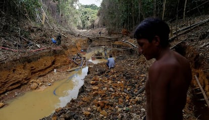 Indígena acompanhado de agentes da Funai durante uma operação contra o garimpo ilegal de ouro no território ianomâmi, em Roraima, numa imagem de arquivo.