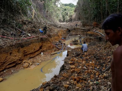 Indígena acompanhado de agentes da Funai durante uma operação contra o garimpo ilegal de ouro no território ianomâmi, em Roraima, numa imagem de arquivo.