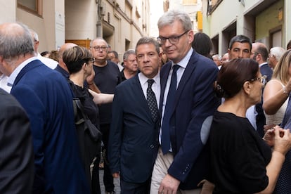 El presidente de Castilla-La Mancha, Emiliano García Page, a su salida del tanatorio del expresidente de Aragón Javier Lambán.