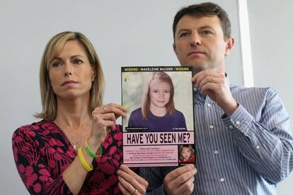 Kate y Gerry McCann sostienen un cartel con la recreación de cómo sería Madeleine en el quinto aniversario de su desaparición (2012).