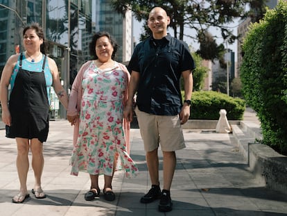 Emily Reid, Sara Melgarejo y Sean Ours en Santiago de Chile, el 19 de febrero.