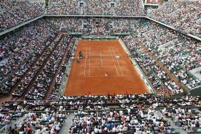 Vista aérea de la pista central de Roland Garros durante el partido entre Nadal y Schwank. 