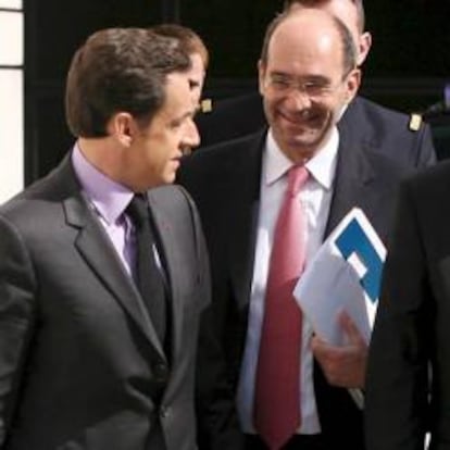 El ministro francés de Presupuestos, Eric Woerth, junto al presidente galo, Nicolas Sarkozy, en abril de 2008