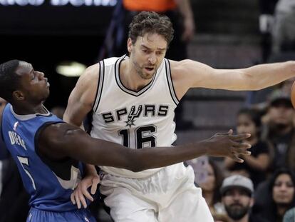 Pau Gasol, ante Dieng, en un Spurs-Wolves.