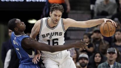 Pau Gasol, ante Dieng, en un Spurs-Wolves.