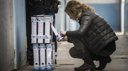 Una agente revisa documentación requisada en una operación de la Agencia Tributaria