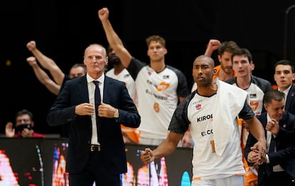 Dusko Ivanovic y el banquillo del Baskonia celebran una canasta en la final