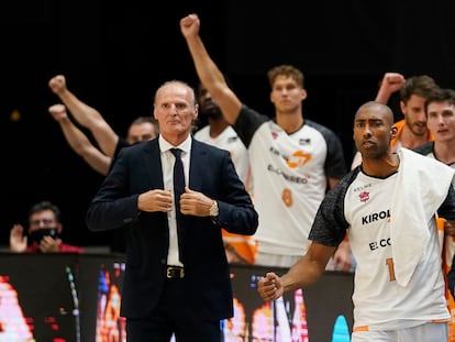 Dusko Ivanovic y el banquillo del Baskonia celebran una canasta en la final