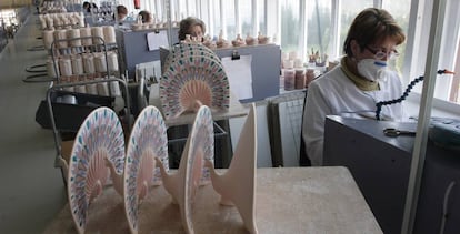 Trabajadoras de la fábrica de Sargadelos en Sada (A Coruña).