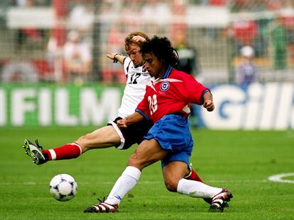 Fabián Estay compite contra Roman Mahlich de Austria, en la Copa del Mundo de 1998.