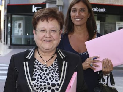 La presidenta alicantina Luisa Pastor, seguida de la diputada Mónica Lorente
