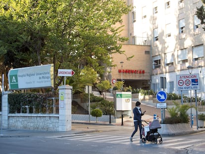 Una mujer pasa por delante de la entrada al Hospital Regional Universitario (antiguo Carlos Haya).